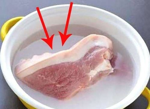 Thịt đông cứng lấy từ tủ lạnh ra: Đừng vội ngâm nước, thêm giọt này vào sẽ mềm, tươi ngon trong vài phút