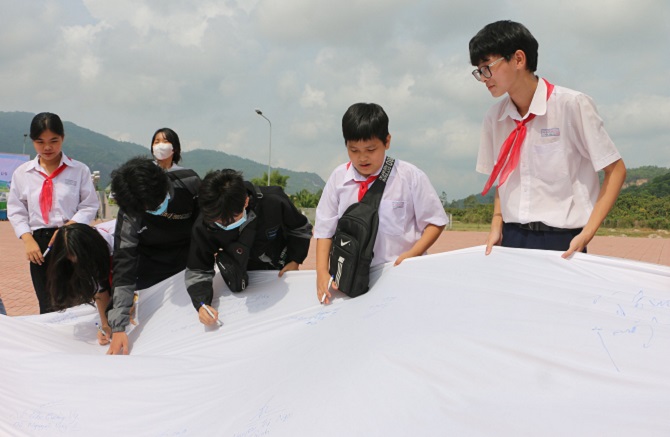 An Giang: Hàng trăm học sinh giỏi viết ước mơ gửi lên bầu trời