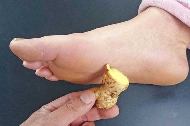 Đắp gừng vào bàn chân trước khi ngủ: Tưởng vô ích nhưng lại đem đến kết quả bất ngờ