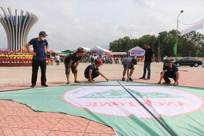 Các nghệ nhân chuẩn bị thả diều dài 120m được xác lập kỷ lục Việt Nam.