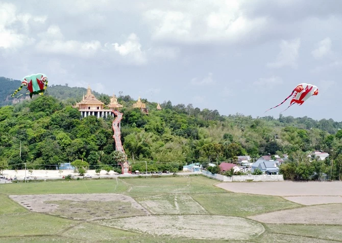Những cánh diều lướt ngang chùa Tà Pạ - ngôi chùa độc đáo nhất miền Tây.