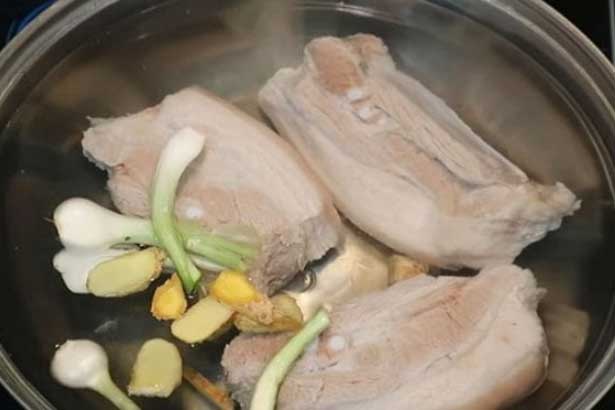 Cho gừng vào nồi luộc thịt lợn là sai: 4 thực phẩm "đại kỵ", chị em cần đặc biệt chú ý