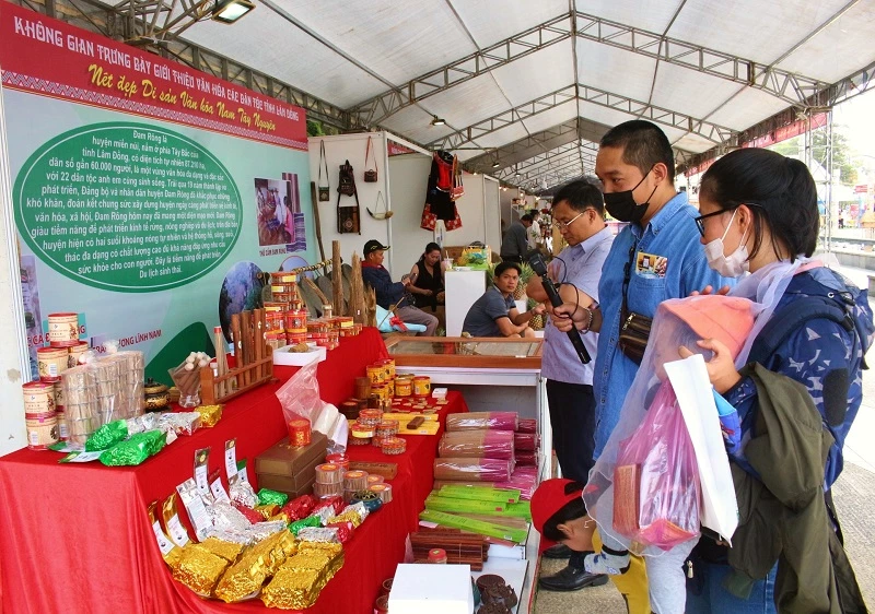 Du khách rất thích thú với các sản phẩm trầm hương của vùng đất Đam Rông.