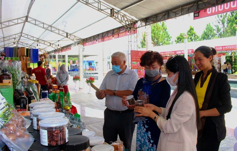 Nhiều du khách đã tìm hiểu và mua các loại sản vật đặc trưng của Lâm Đồng về làm quà.