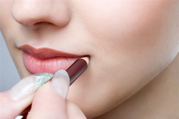 5 cách giữ màu son môi an toàn, hiệu quả