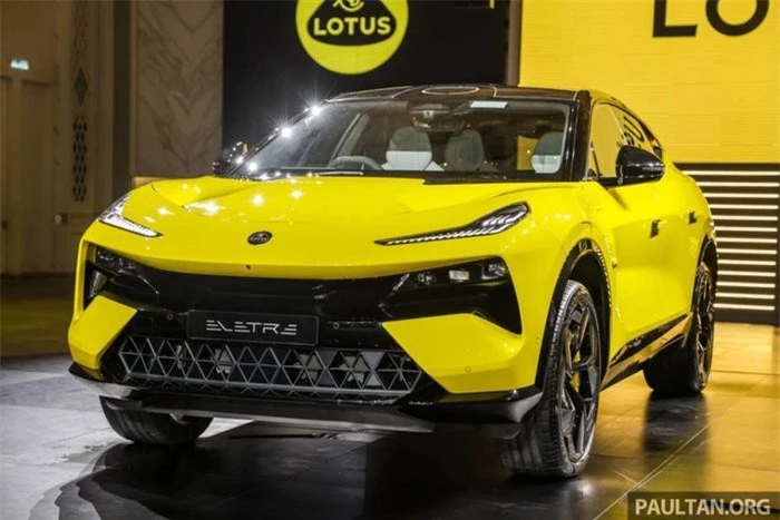 Nhà nhập khẩu và phân phối thương hiệu Lotus Cars của Malaysia đã ra mắt chiếc SUV đầu tiên của thương hiệu này, Lotus Eletre. Theo thông tin chi tiết được công bố vào tháng 10/2022, Eletre chạy hoàn toàn bằng điện sẽ có ba phiên bản với hai tùy chọn hệ thống truyền động. Tất cả các phiên bản đều được trang bị động cơ kép với hệ dẫn động toàn bánh AWD.