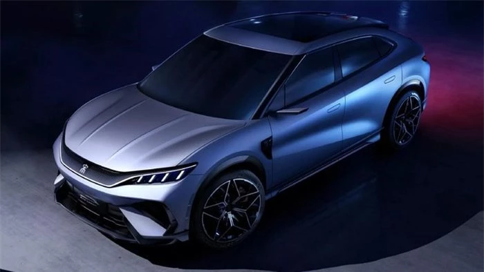 BYD tiếp tục mở rộng danh mục EV (xe điện) của mình với mẫu xe mới nhất là Song L, một chiếc crossover kiểu coupe với hệ thống truyền động hoàn toàn bằng điện được giới thiệu tại Triển lãm ô tô Thượng Hải (Trung Quốc). Việc ra mắt thị trường của mẫu xe này tại Trung Quốc dự kiến vào quý IV năm 2023.