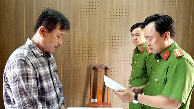Cảnh sát tống đạt các quyết định và lệnh bắt bị can Nguyễn Văn Nam.