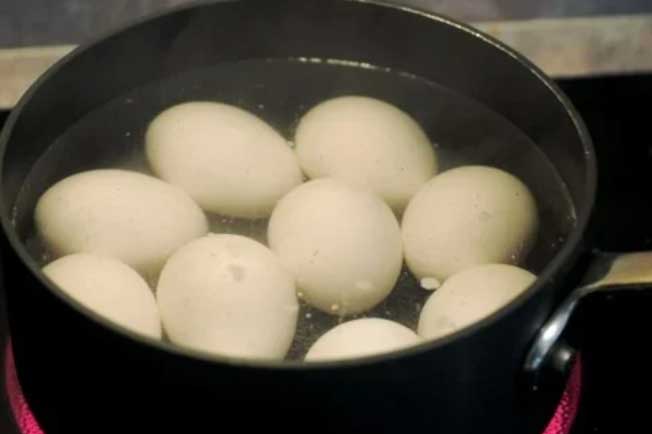 Luộc trứng chỉ thả nước lạnh không đủ: Bỏ thêm thứ gia vị này vào trứng dễ bóc vỏ, ăn ngon hẳn