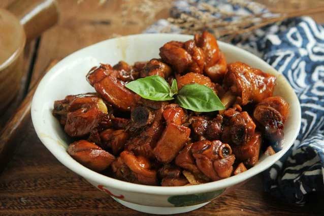 Kho thịt gà chỉ cần thêm vào vài lá này, miếng thịt ngon hơn hẳn