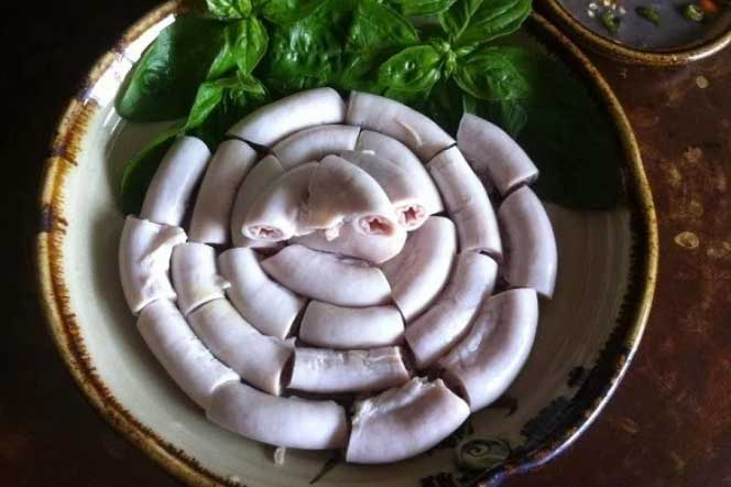 Luộc lòng lợn cứ cho thêm thứ này đảm bảo lòng trắng giòn sần sật, không bị hôi