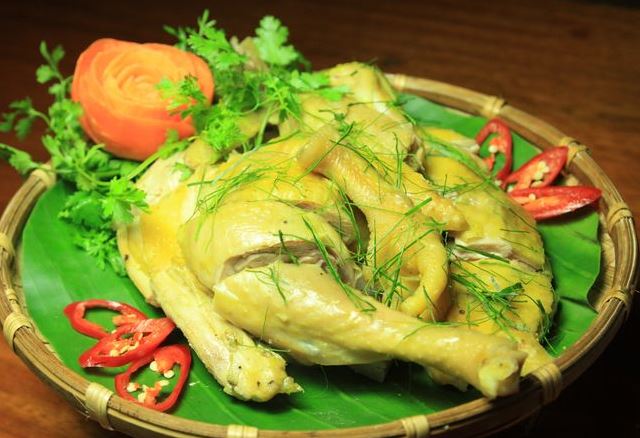 Đầu bếp tiết lộ bí mật của nhà hàng 5 sao: Luộc gà không dùng nước lã, cho loại nước này thịt ngọt lừ