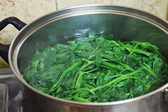 Luộc rau muống chớ vội thả ngay vào nồi: Cho thứ này vào trước rau mới xanh giòn, để lâu không thâm đen