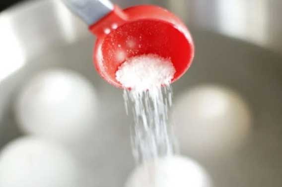 Luộc trứng dễ bị nứt vỏ và khó bóc, thêm 1 thứ này vào khi luộc quả nào cũng lành lặn không bị nát