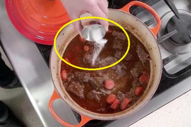 Thả muối vào trước hay sau khi nấu là tốt nhất? 90% bà nội trợ mắc sai lầm