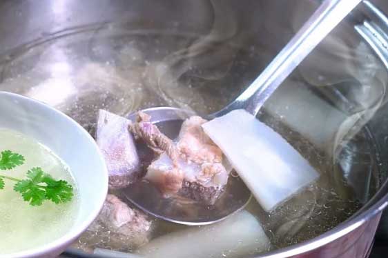 Làm thêm 1 bước này trước khi hầm xương: Món canh trong veo, thơm ngon ngọt lừ không cần mì chính