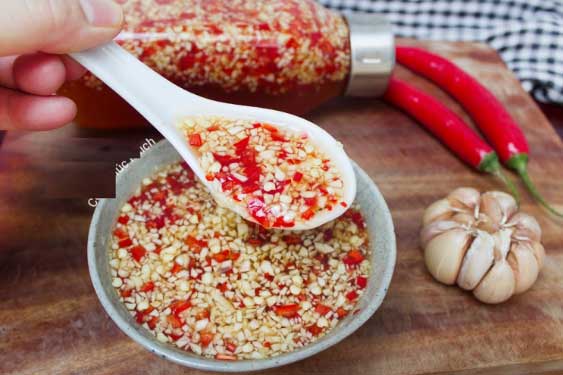 Đầu bếp 5 sao lộ cách pha nước chấm tỏi ớt nổi lên, chấm gì cũng ngon xuýt xoa