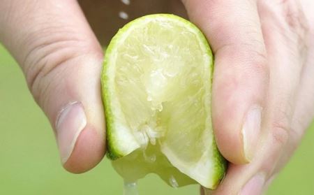 Đừng chỉ cho nước, vắt thêm quả chanh vào nồi cơm trước khi nấu, hạt nào cũng căng tròn, dẻo hơn gấp đôi