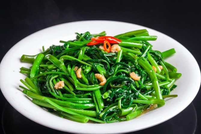 Xào rau muống đừng vội thả ngay vào chảo: Làm thêm bước này rau xanh mướt giòn sần sật