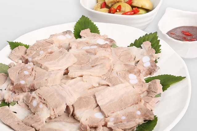 Luộc thịt cho nước lã với muối là sai: Thêm 1 thìa này thịt trắng đẹp, thơm lừng