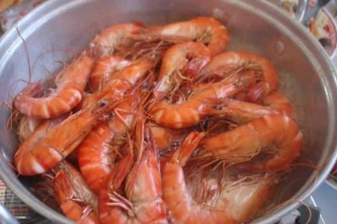 Chớ vội đổ nước lã vào luộc tôm, dùng loại nước này để tôm đỏ đậm, ngọt thịt, không tanh