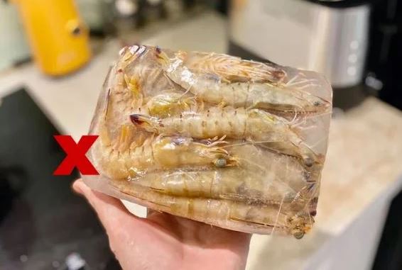 Mua tôm về đừng vội cho ngay vào tủ lạnh, làm cách này để cả tháng vẫn tươi ngon, rã đông vẫn ngọt