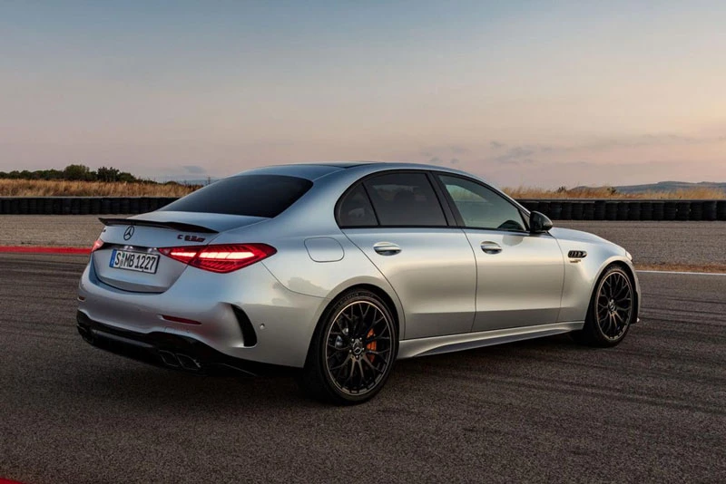 5. Mercedes-AMG C 63 S E Performance (vận tốc tối đa: 280 km/h). 