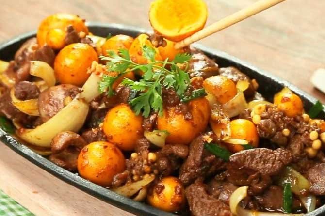 Trứng gà non phải đem ướp, đem chần như thế này mới cho ra được món ăn thơm ngon, không tanh, không vỡ