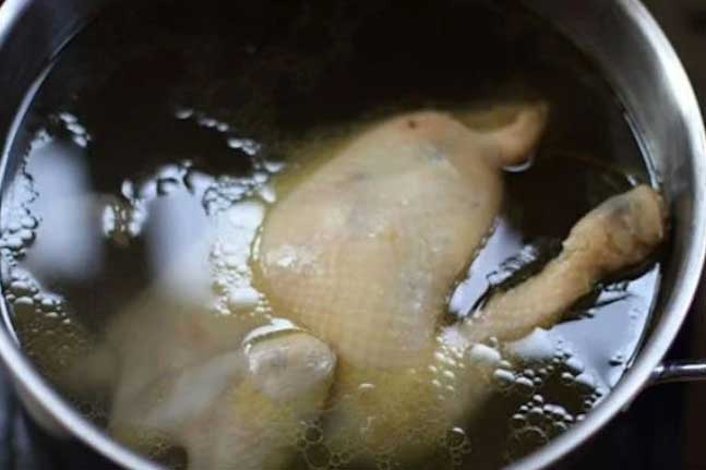 Luộc gà bằng nước lã là hoàn toàn sai: Đây mới là loại nước dùng để luộc gà thơm ngon chuẩn nhất