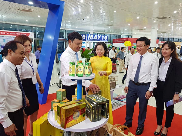Lãnh đạo UBND TP và các sở, ngành TP Đà Nẵng tham quan gian hàng của các doanh nghiệp tham gia Hội chợ hàng Việt Đà Nẵng 2022