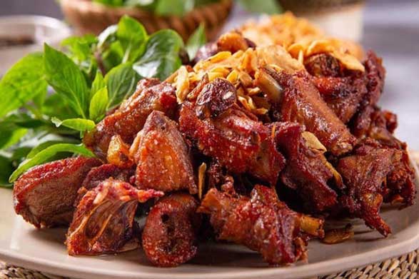 Làm mới mâm cơm với món ngan cháy tỏi thơm ngon, hấp dẫn cho cả gia đình