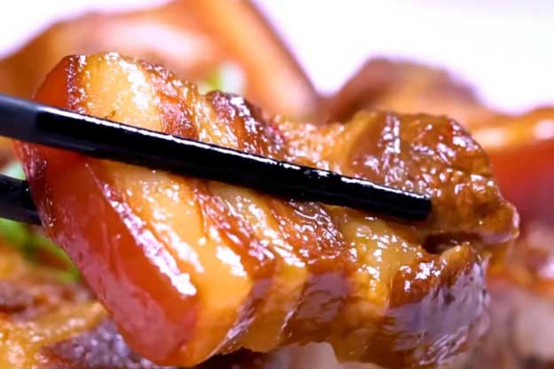 Không phải nước dừa, đem thịt ba chỉ kho với thứ nước này ngon ngỡ ngàng, hối hận không biết đến sớm hơn