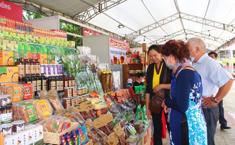 Du khách rất quan tâm đến các sản phẩm đặc trưng của Lâm Đồng tại Không gian trưng bày giới thiệu văn hóa các dân tộc tỉnh Lâm Đồng.