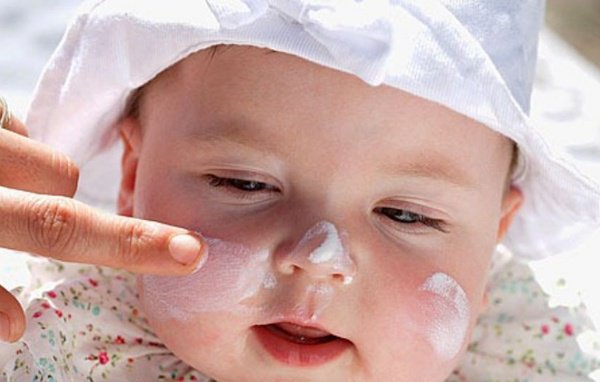 Trẻ em có cần sử dụng kem chống nắng, cách lựa chọn sản phẩm phù hợp và an toàn