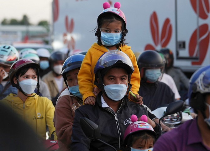 Người dân vất vả trở lại TP Hồ Chí Minh sau kì nghỉ lễ dài ngày