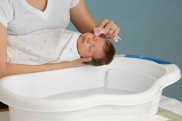Tắm nước dừa cho trẻ sơ sinh giúp bé có làn da hồng 