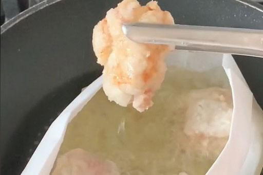 Chiên đồ ăn trên giấy nướng tiện lợi hay độc hại?