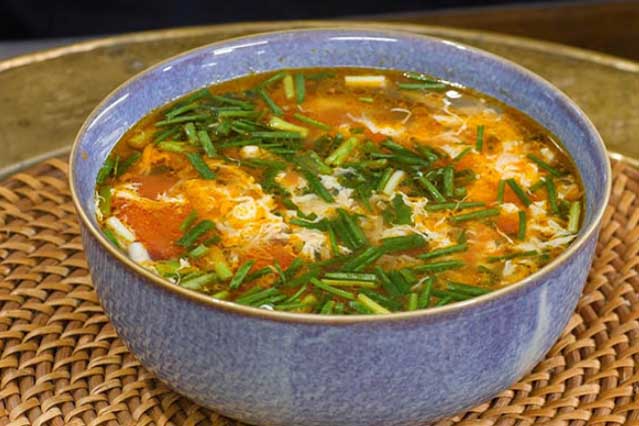 Nấu canh cà chua trứng muốn nổi vân đẹp, thơm ngon, không tanh nhớ làm theo mẹo này