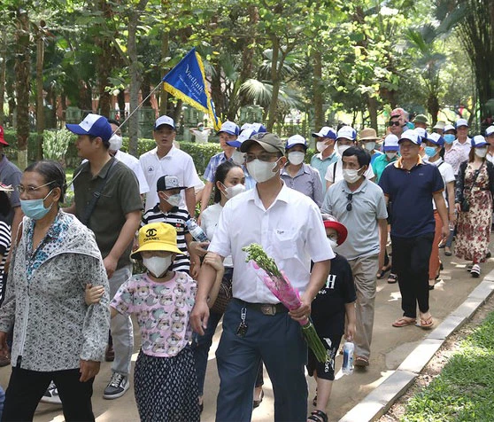 Du khách xếp hàng để vào viếng Bác ở 