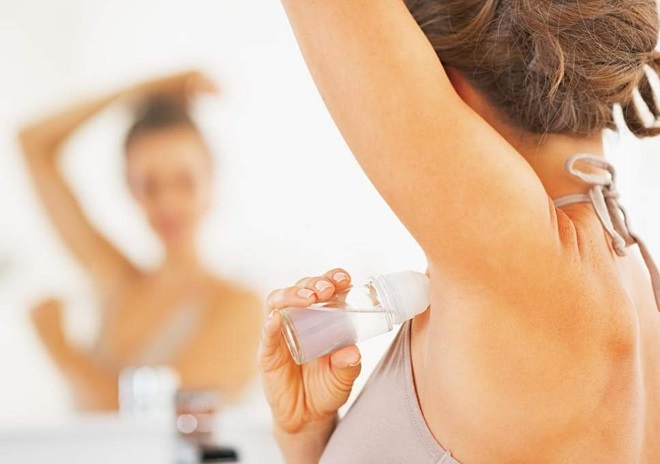 Bí quyết sử dụng lăn khử mùi để không gây vàng áo