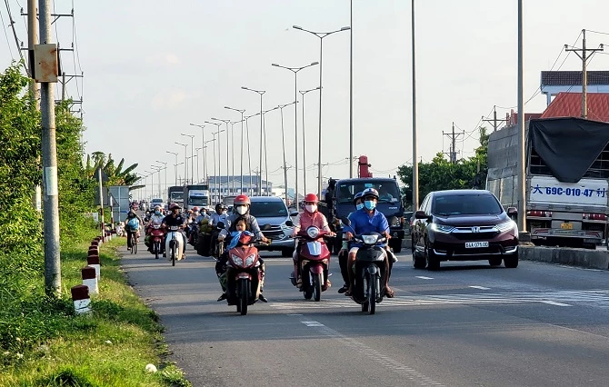 Người dân di chuyển trên quốc lộ 1 về hướng TP Hồ Chí Minh 