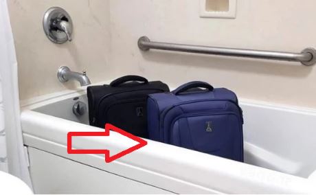 Đặt vali vào phòng tắm ngay khi nhận phòng khách sạn: Nhiều người không biết làm mất lợi ích lớn