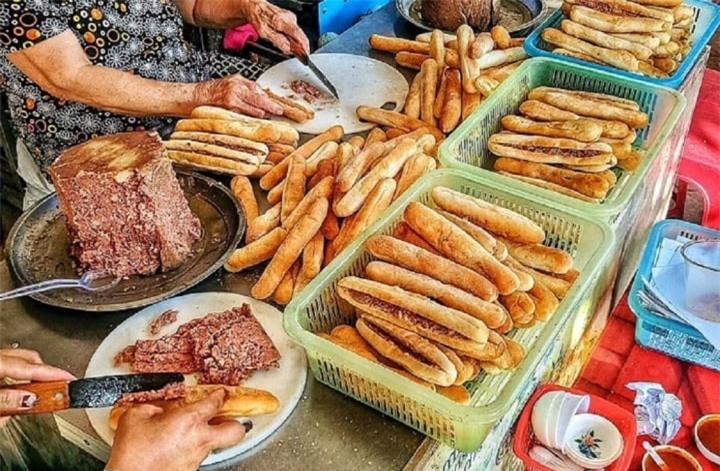 Bánh mì que Hải Phòng - quà bình dân nức lòng thực khách - 1