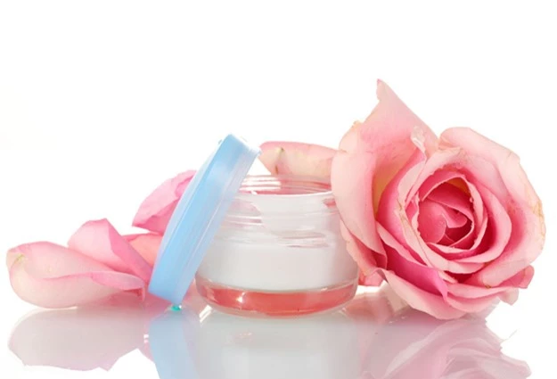 Nước hoa hồng là một loại mỹ phẩm làm đẹp tuyệt vời dành cho phái nữ