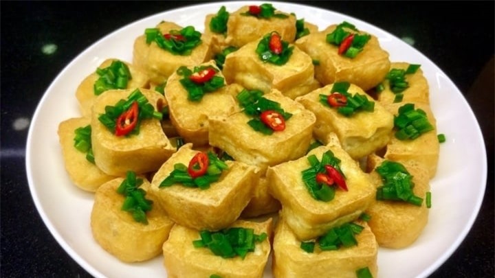 Cách rán đậu phụ vàng giòn, không dính chảo - 2