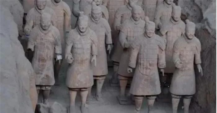 Trong lăng mộ Tần Thủy Hoàng, các nhà khảo cổ tìm thấy rất nhiều tượng binh sĩ đất nung. (Ảnh: Sohu)