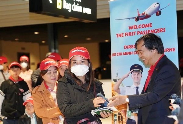 Lãnh đạo Vietjet chào đón hành khách của chuyến bay kết nối TP HCM với Melbourne (Úc) - một trong những đường bay quốc tế mới được Vietjet khai trương trong quý I-2023 (ảnh: NQ).