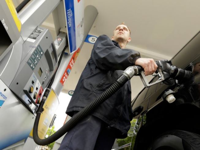 Đổ xăng đừng dại hô đầy bình hay 50 ngàn, có 5 cách thông minh để đổ 1 lãi 10