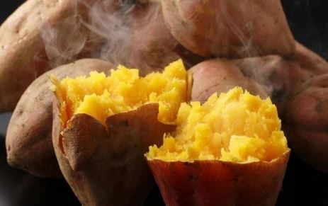 Dùng kim chọc khoai lang trước khi hấp, tưởng vô bổ mà kết quả không tưởng