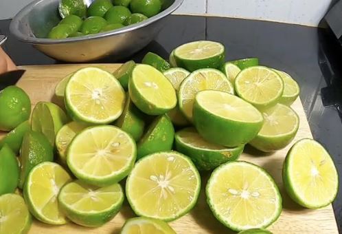 Bồn cầu bẩn và hôi đến mấy cứ cho 4 thứ này vào là trắng sạch, thơm tho như mới